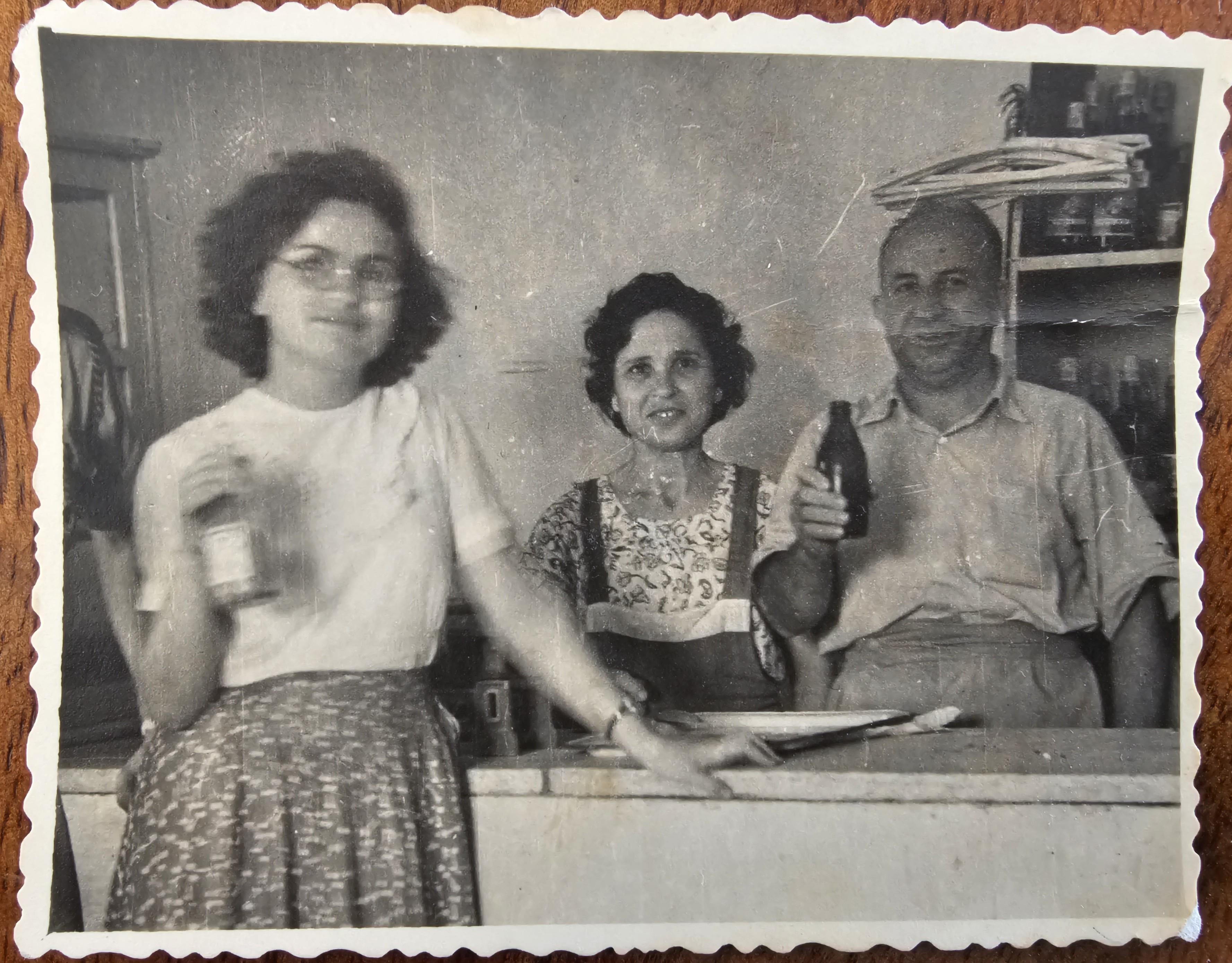 בן ציון וחיה פפסמדי סמדר - בצרכניה בשכונת הפועלים